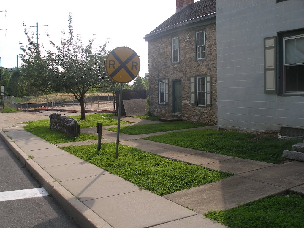 Railroad crossing sign, Spring Mill, PA, Коншохокен