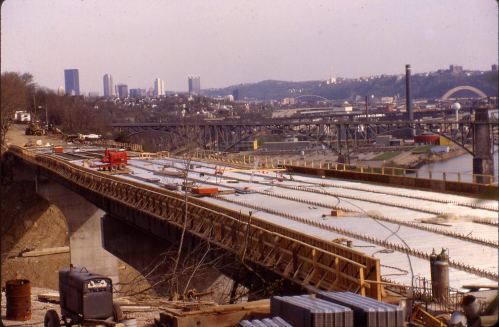 New bridge under consturction, April 1984., Мак-Кис-Рокс
