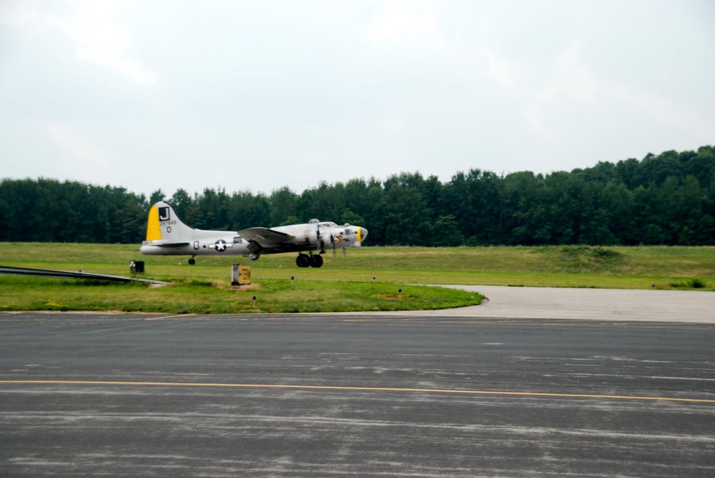 Vintage B-17 Liberty Belle landing, Модена