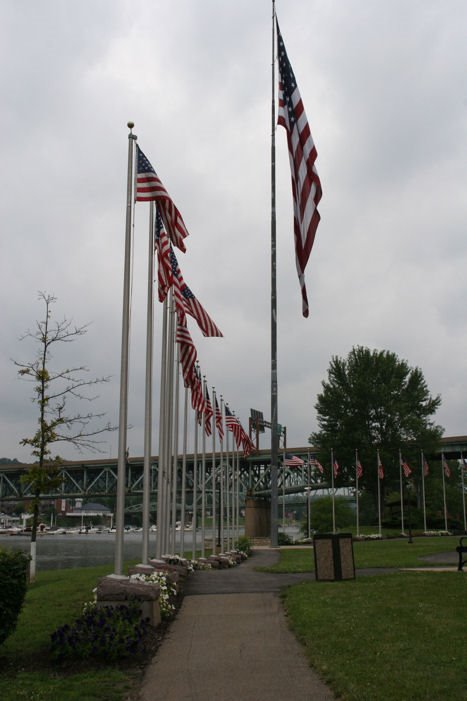 Flag Plaza, Rochester, PA, Монака
