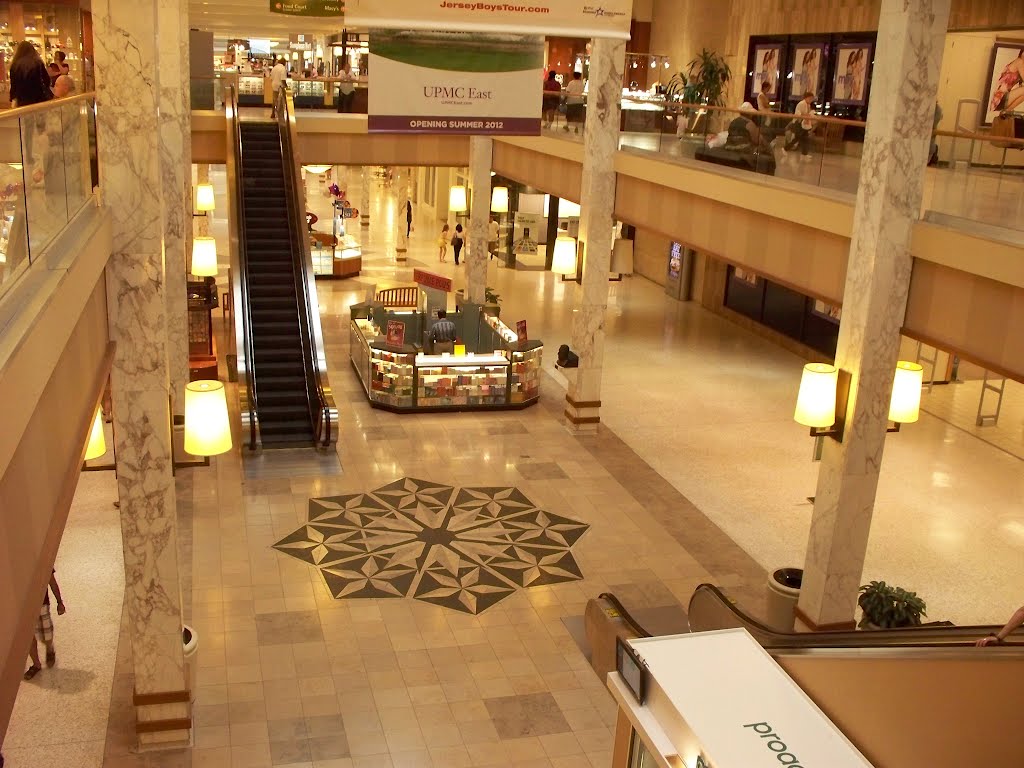 Inside of Monroeville Mall, Монровилл