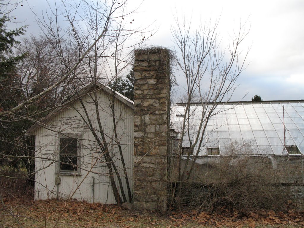 Old greenhouse in campus field, Монт-Альто