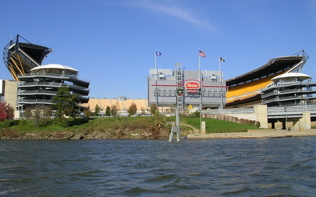[USA, Pittsburgh, View to Heinz Field from river], Питтсбург