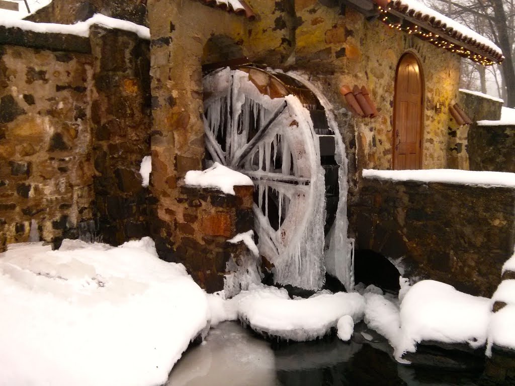 Frozen waterwheel at Eastern University, Раднор