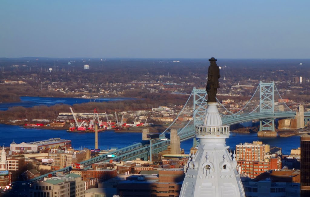 Philadelphia City Hall Tower with William Penn Statue and Delaware River, Филадельфия