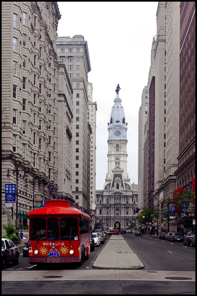 Red bus and City Hall, Филадельфия