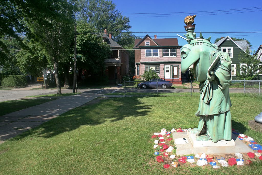 Statue of Liberty parody in Erie, PA, Эри