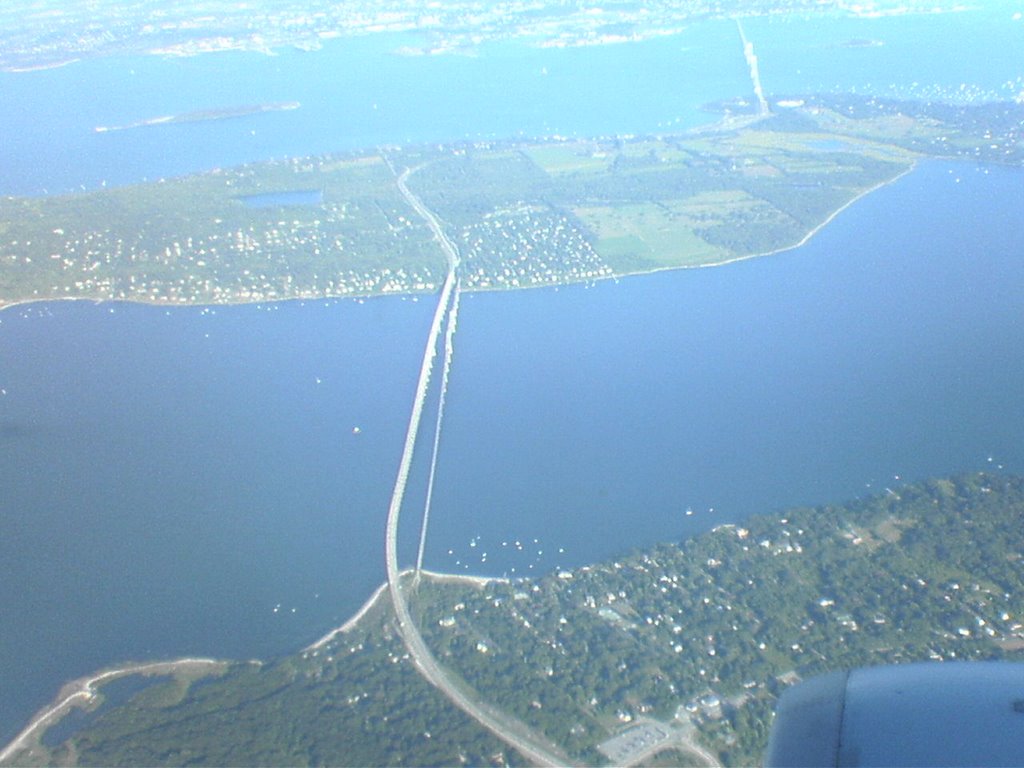 Jamestown Bridge from the air, Варвик