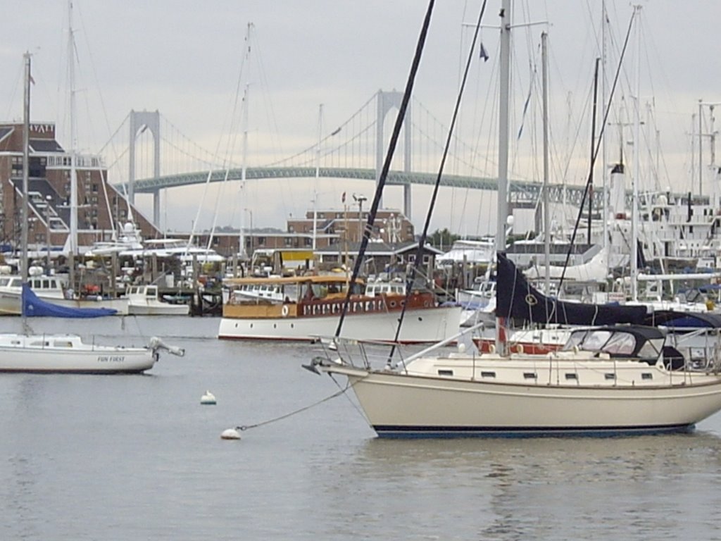 Marina and bridge, Ньюпорт