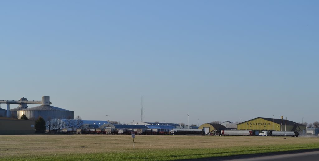 Trucks waiting for loads., Гранд-Форкс