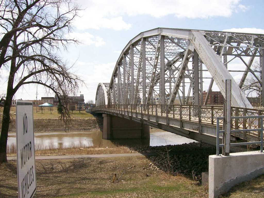 Sorlie Bridge from East Grand Forks looking west, Гранд-Форкс