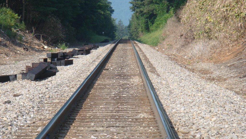 Railroad tracks through the town of Black Mountain, NC, Блак-Маунтайн
