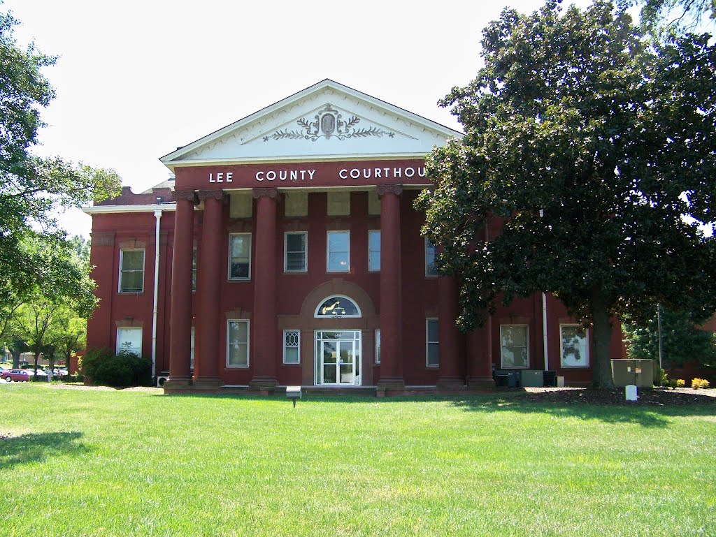 Lee County Courthouse - Sanford, NC, Висперинг-Пайнс
