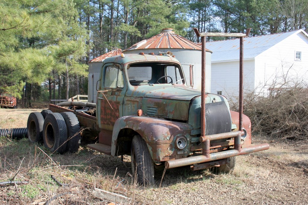 An old International Harvester truck, Вудфин