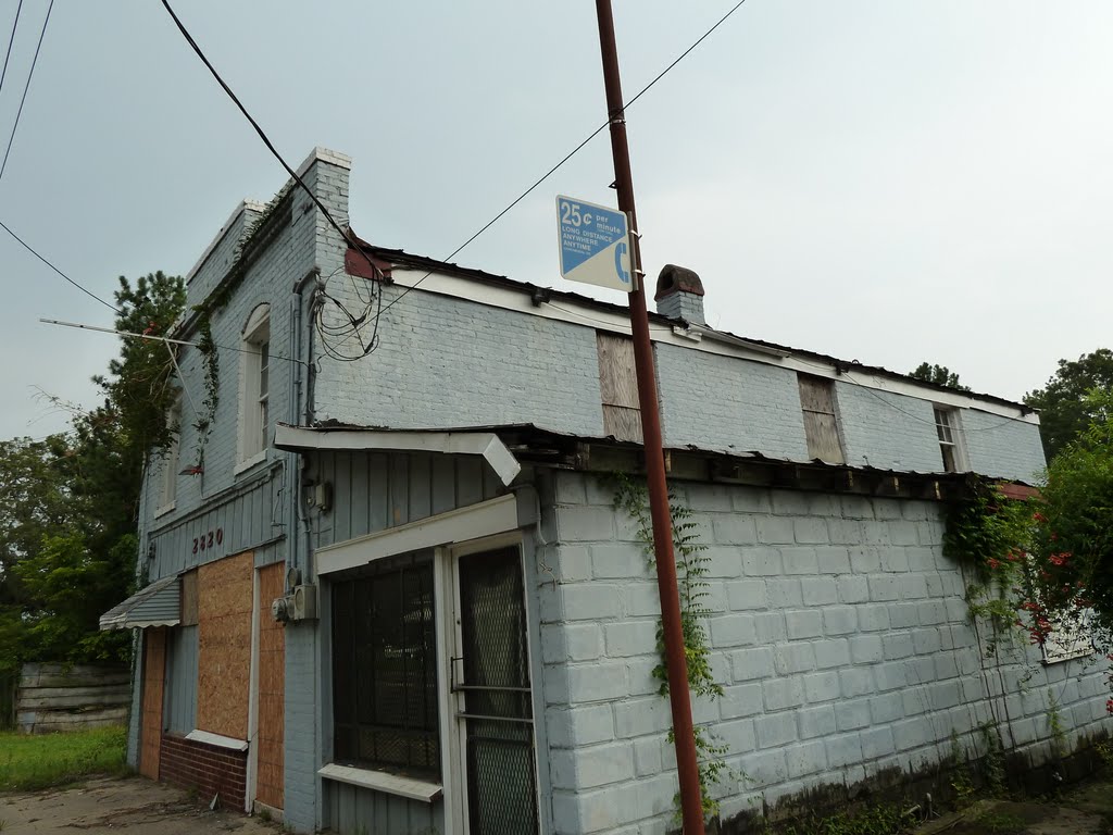 ramshackle building, partially boarded-up and with trumpet creeper vines growing and flowering upon it, but hey, you can make long-distance calls, anywhere, anytime, for only 25¢ per minute, so thats something, 7-13-11, Горман