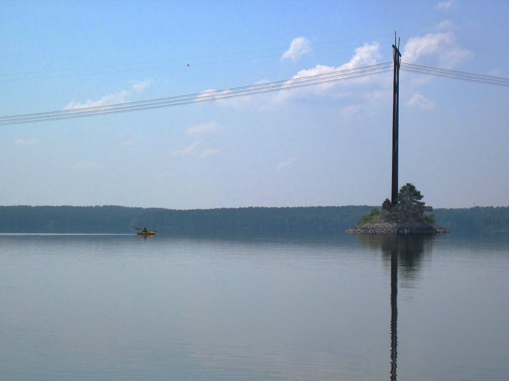 Power island in Falls Lake, Горман