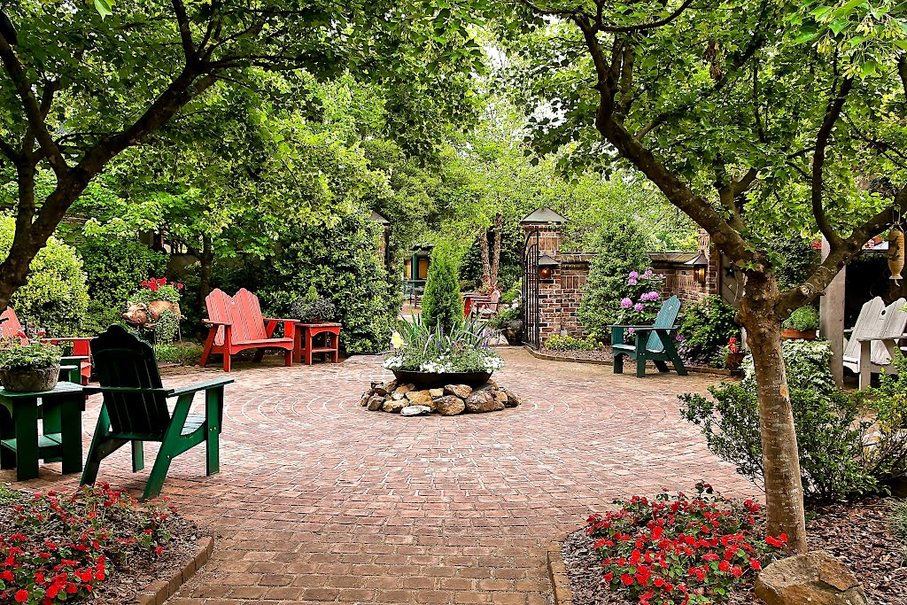 206) Lexington NC, Bob Timberlake Gallery outdoor garden patio scene [304], Давидсон