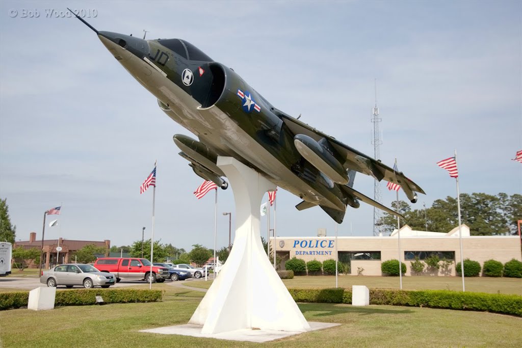 Hawker Siddeley AV-8A Harrier on display outside Havelock Police Department, Джексонвилл