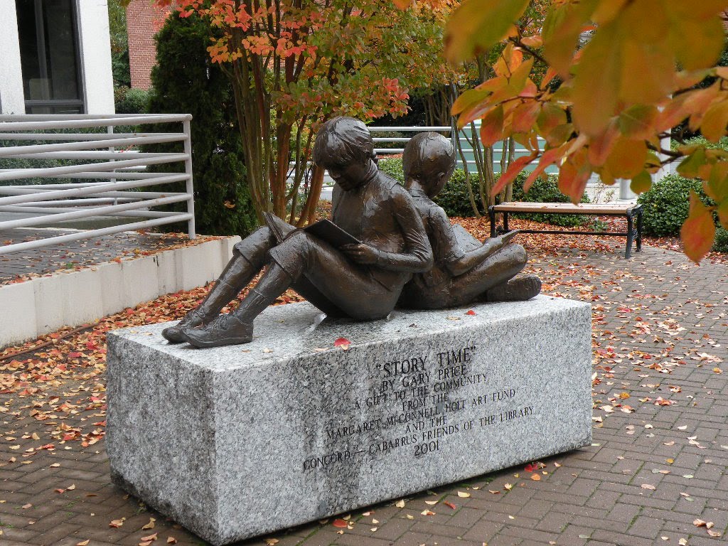 "Story Time" statue in front of Library in Concord N.C., Конкорд