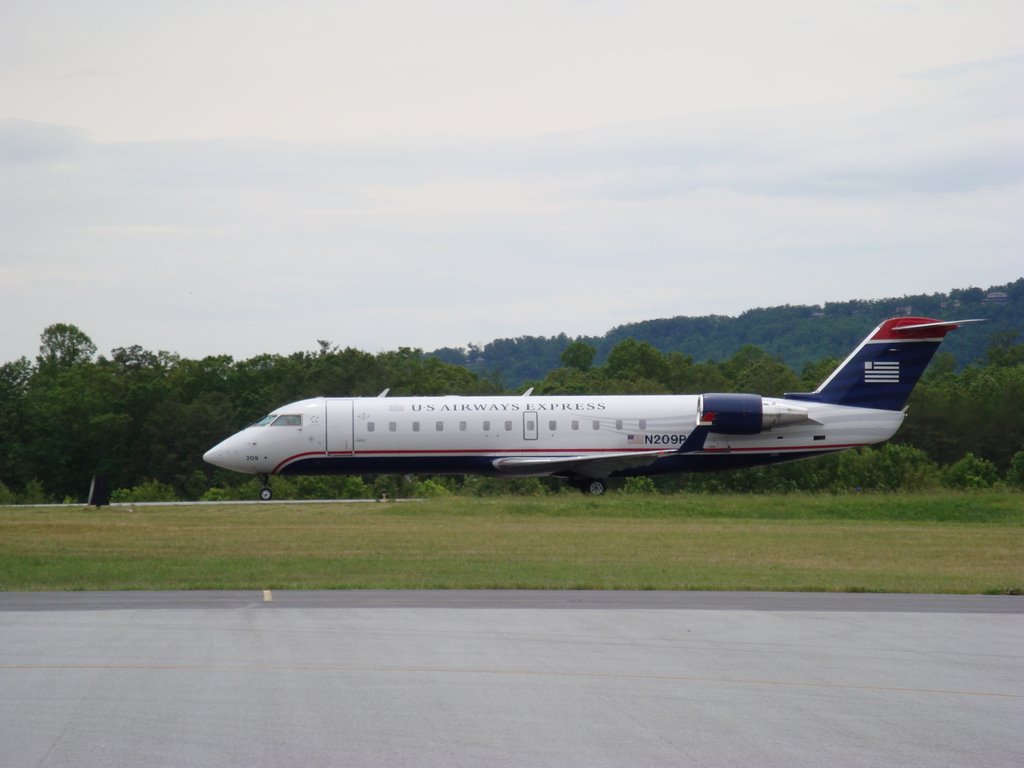 CRJ-200 arrival at Asheville airport, Маунтайн-Хоум