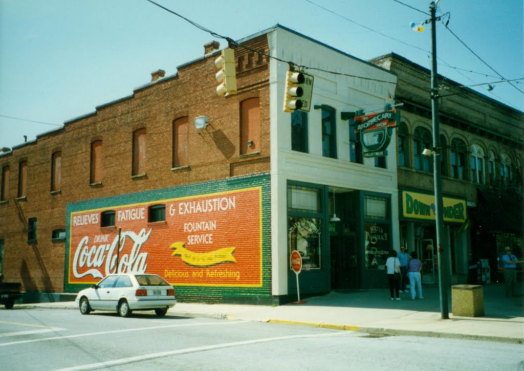 The Apothecary Shop and Coca Cola Sign at Hendersonville, NC, Маунтайн-Хоум