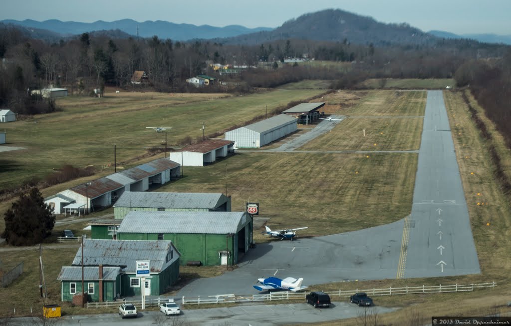 Hendersonville County Airport in North Carolina - Landing Approach, Маунтайн-Хоум