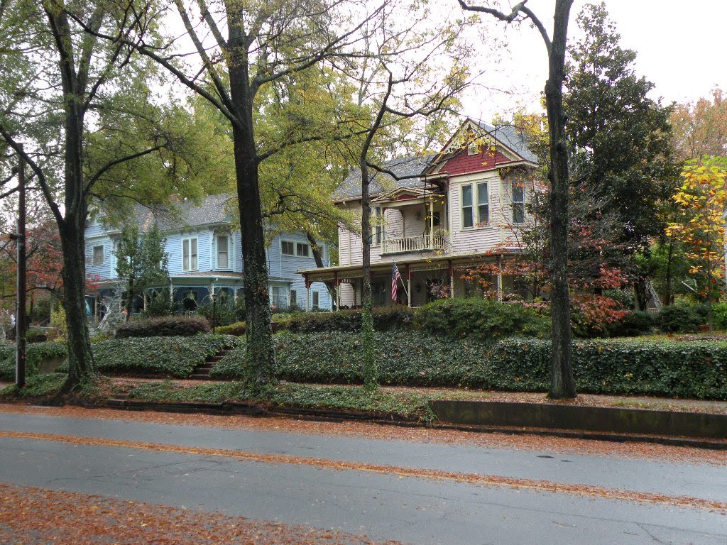Ivy covered lawns in front of homes on Union Street., Норт-Конкорд