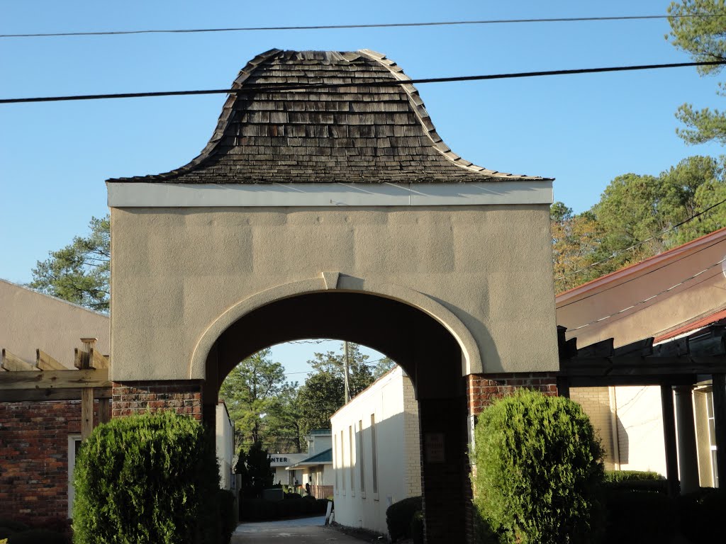 Entrance Arch To shoping in Southern Pines, NC---st, Саутерн-Пайнс