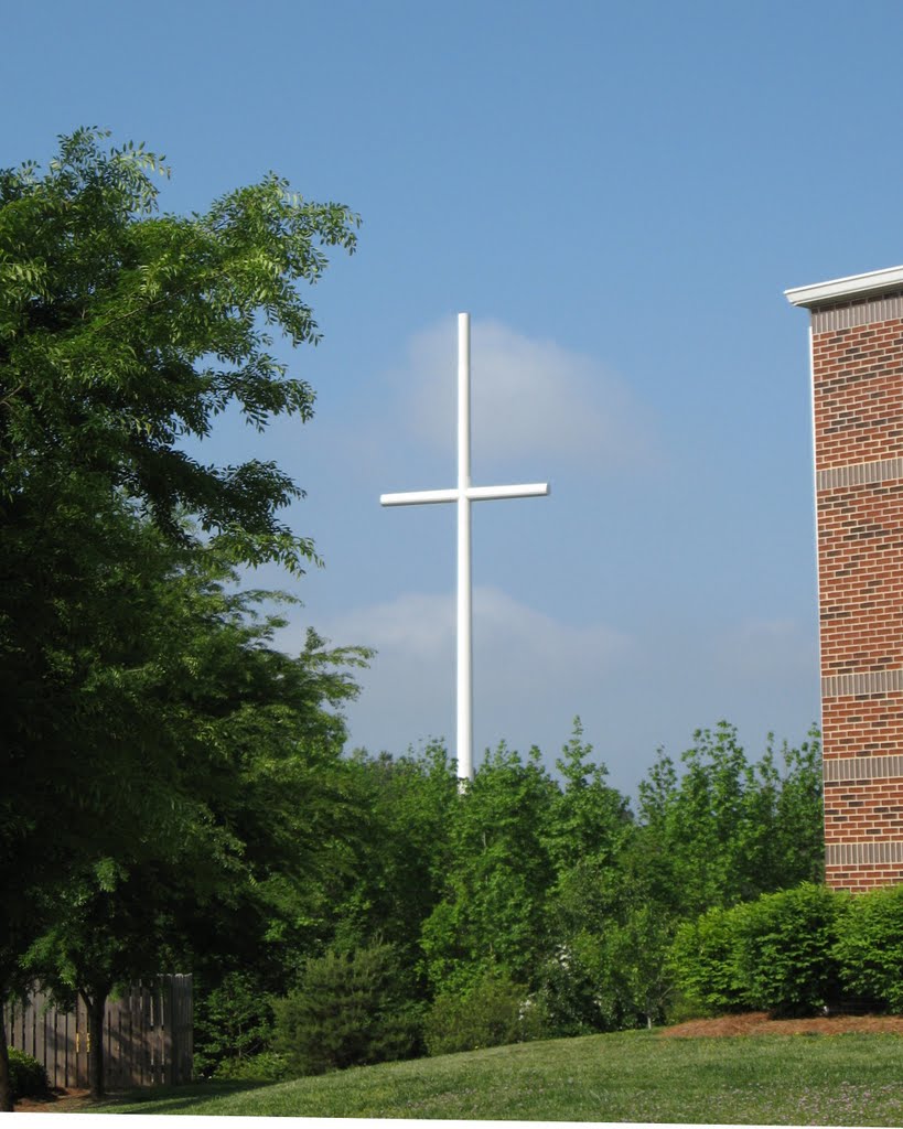 Cross-shaped Cell Phone Tower behind Weddington United Methodist Church, Сталлингс
