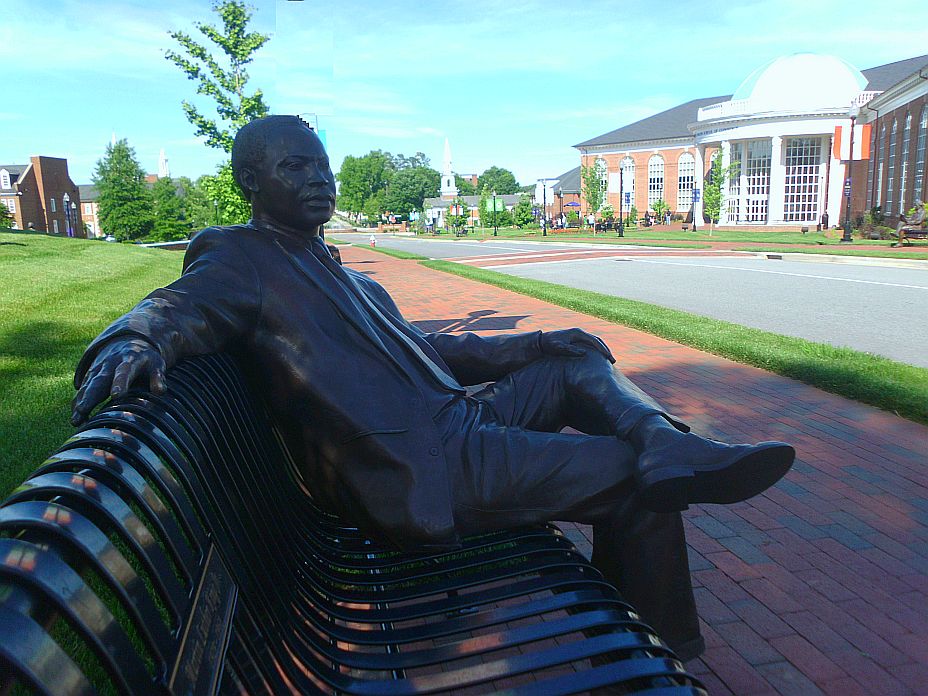 Martin Luther King "chillin" on The Mall @ High Point University, Хай-Пойнт