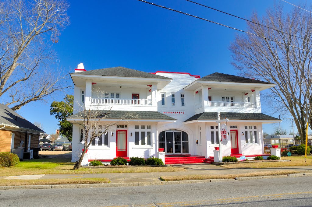 NORTH CAROLINA: ELIZABETH CITY: F(red) H(enry) Ziegler & Sons Funeral Home, now girls inc. the girls club, 304 South Road Street, Элизабет-Сити