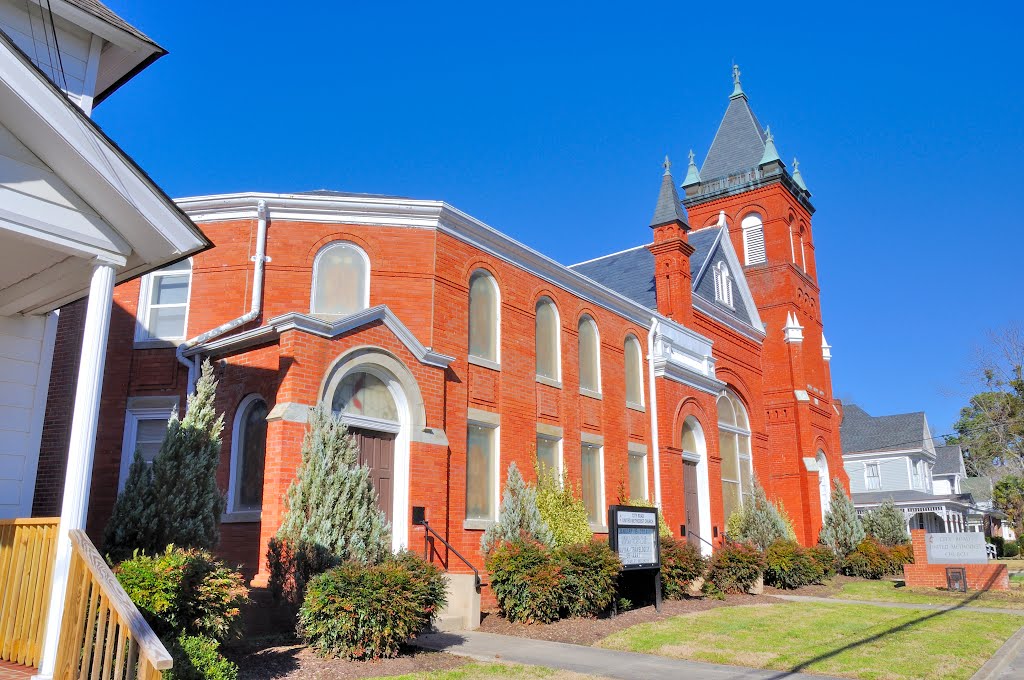 NORTH CAROLINA: ELIZABETH CITY: City Road United Methodist Church, 511 North Road Street (U.S. Route 17) end view, Элизабет-Сити