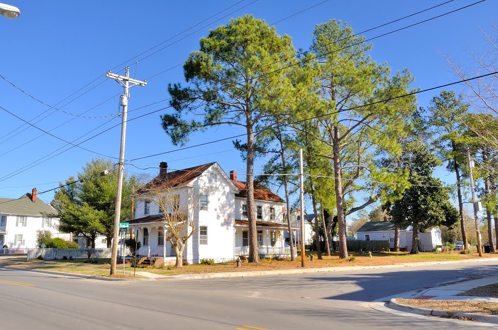 NORTH CAROLINA: ELIZABETH CITY: classic residence, 500 North Road Street (U.S. Route 17) at intersection with Pearl Street, Элизабет-Сити