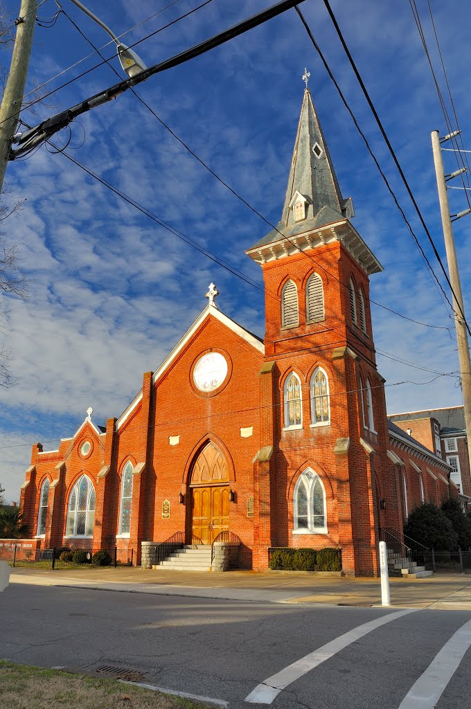 NORTH CAROLINA: ELIZABETH CITY: The First Baptist Church, 300 West Main Street entrance aspect, Элизабет-Сити
