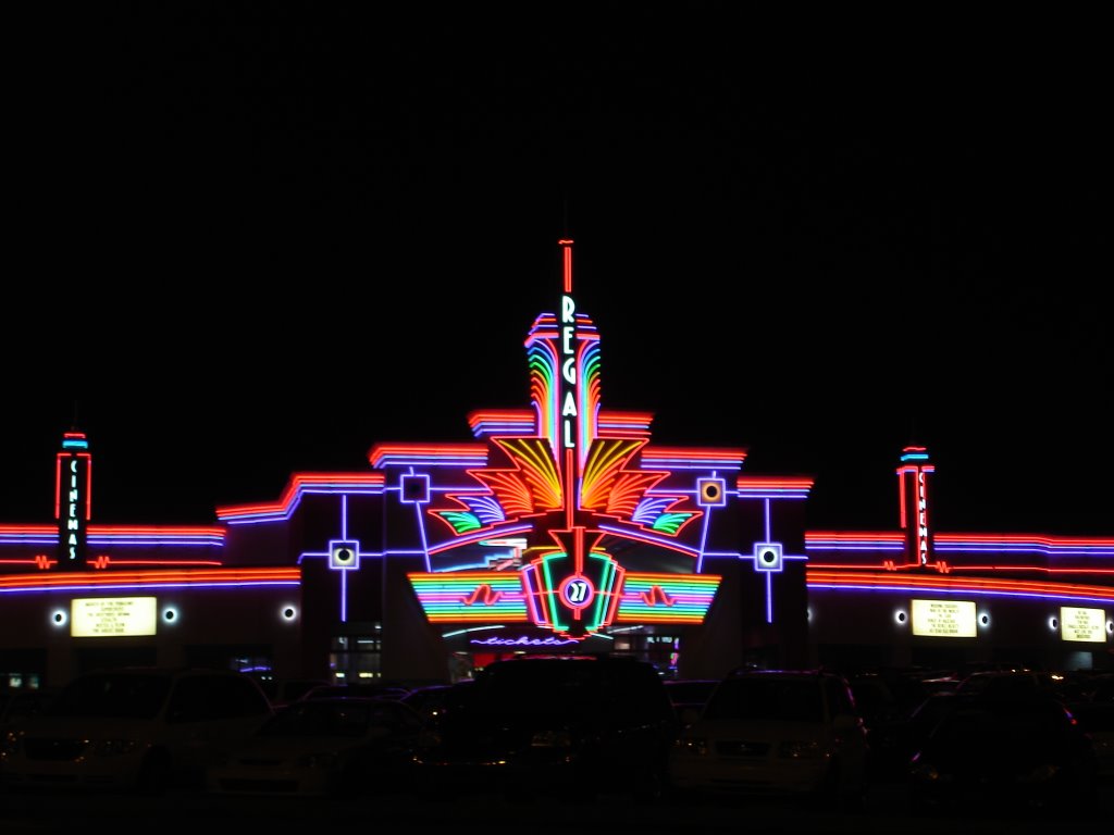100 Oaks Mall Regal Cinema (night), Берри Хилл