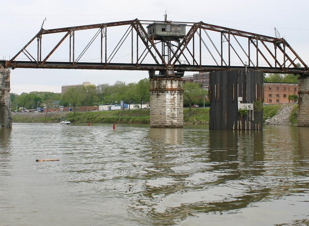 Old Rotary Bridge in Cumberland River, Кларксвилл