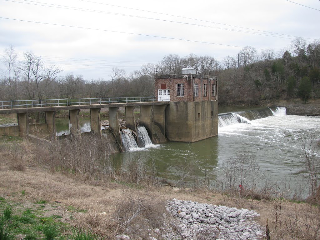 Columbia tn Duck River Dam. The TWRA sometimes stocks this area with Rainbow Trout in winter when the water is colder. This dam was a small hydroelectric producer several decades ago., Колумбиа