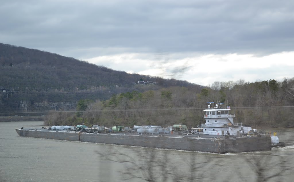 Barge on Tennessee River, Лукоут Моунтаин