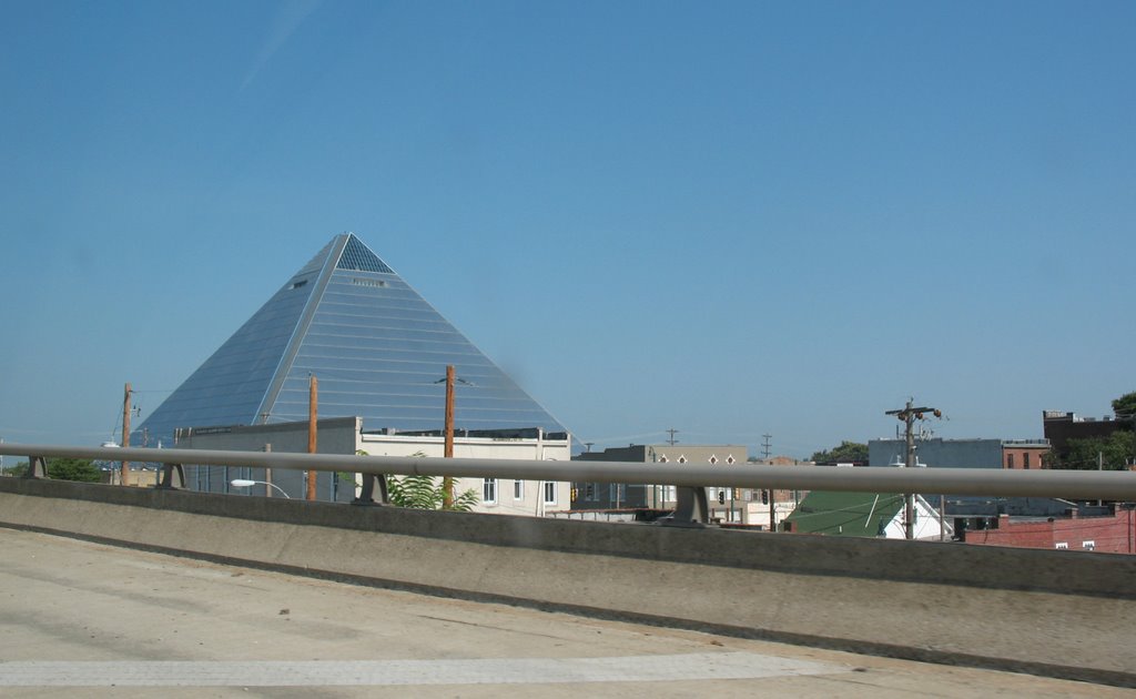 Pyramid from the highway, Мемфис