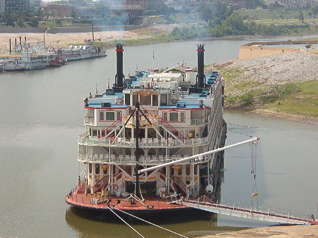 Mississippi Queen 1 of only 10 steam paddle boats left on the river, Мемфис
