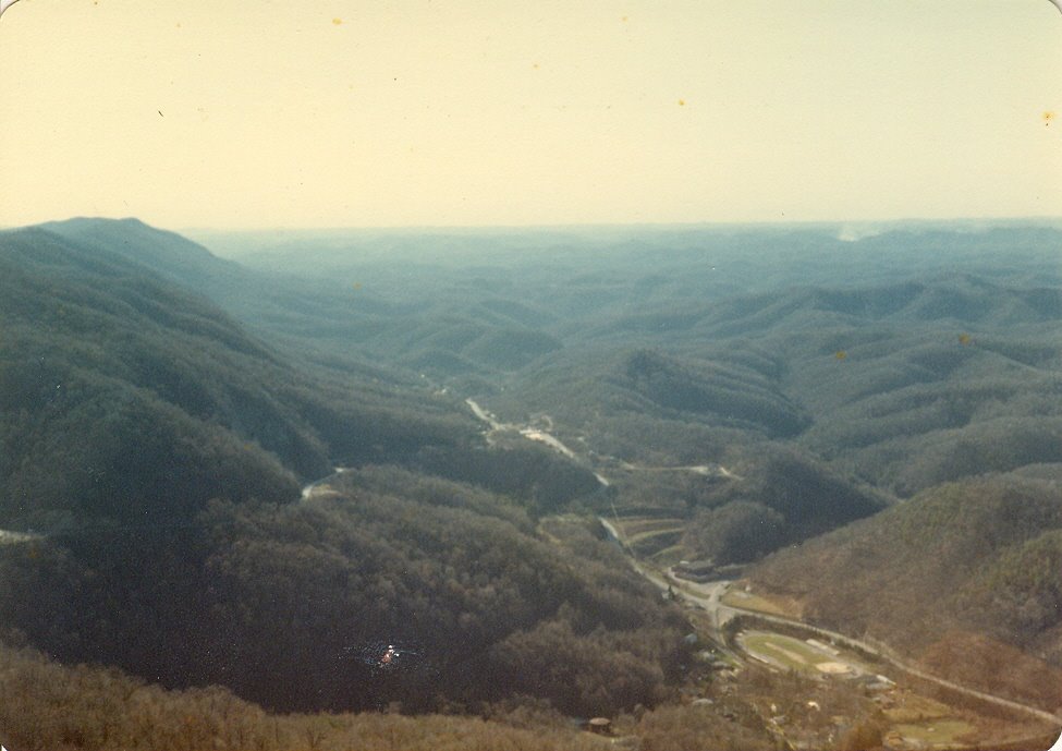 View of Pine Mtn. on the Va.-Ky. state line looking west photo taken from the top of the radio broadcast tower, Миддл Валли
