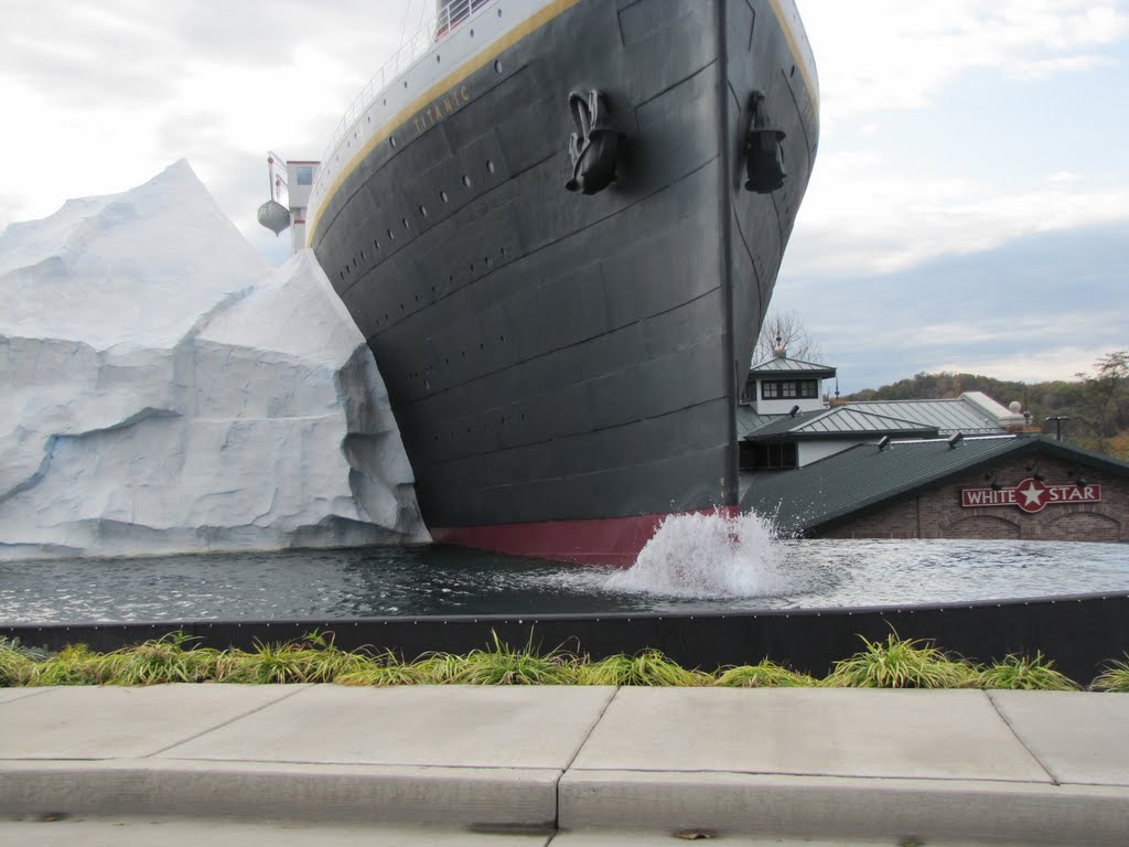 Replica..."Titanic"..with ice berg at left! in Smokey Mountians, Pigeon Forge, Tennessee,  USA, Миддл Валли