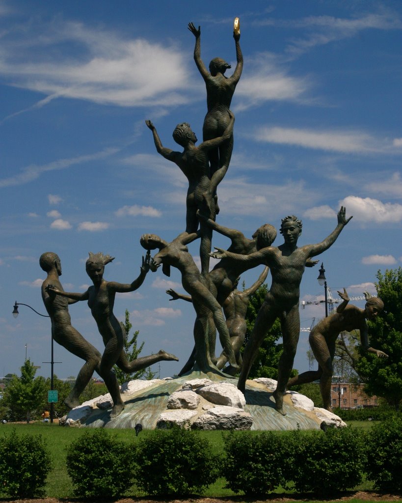 The controversial Musica statue in Buddy Killen Circle, Нашвилл