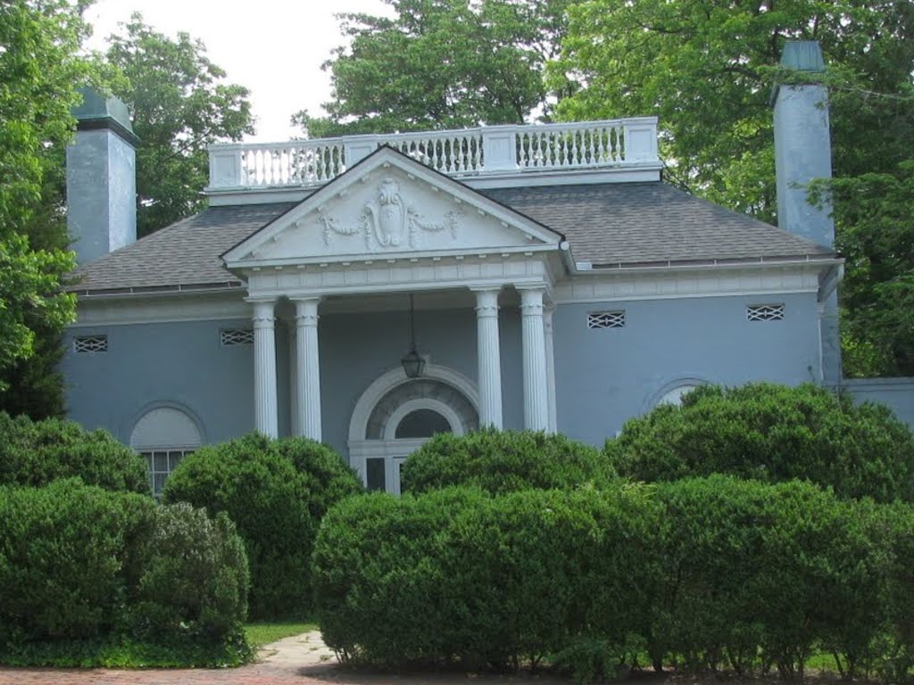 Grand Southern Antebellum Design Howard Hughes era dream house with large Boxwoods along North Main Street, Greeneville, TN, Олбани