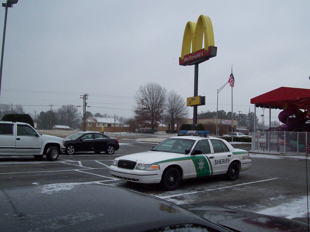 McDonalds parking lot in Trenton, TN, Трентон