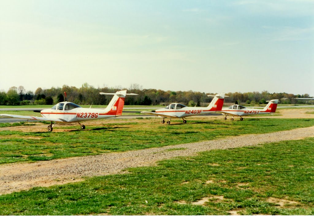 Piper PA-38-112 Tomahawks at Bolivar Aviation, William L. Whitehurst Field, Bolivar, TN, Фингер
