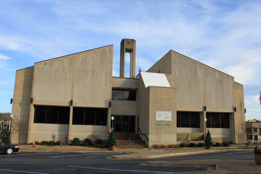 Wayne County Courthouse - Built 1974 - Waynesboro, TN, Фингер