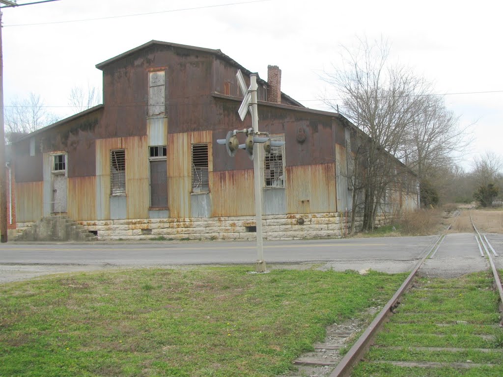 Rusty old building at railroad crossing, Шелбивилл