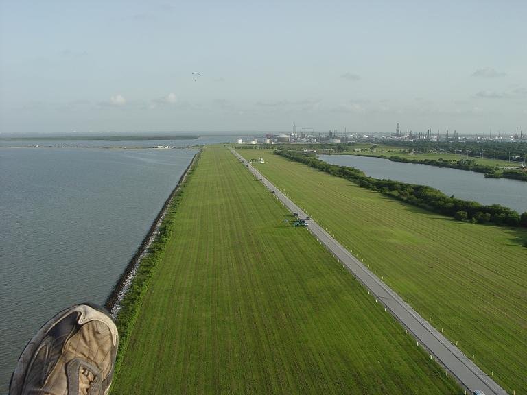 Powered Paragliding Over Texas City Levee, Бэйтаун
