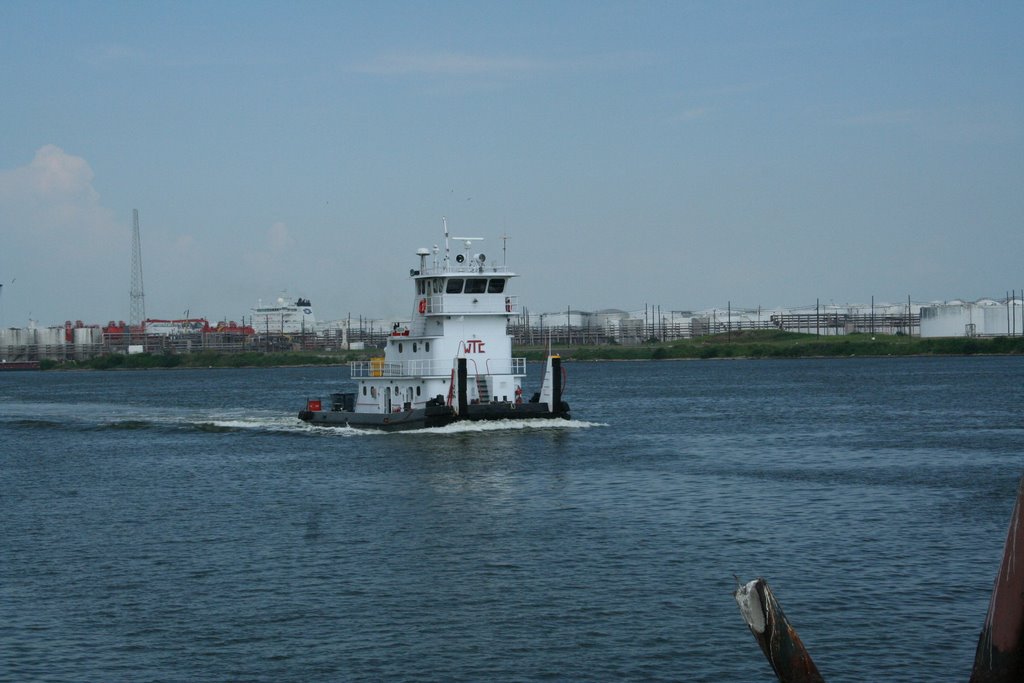 Tug boat on Buffalo Bayou, Channelview,TX.   Port area, Дир-Парк
